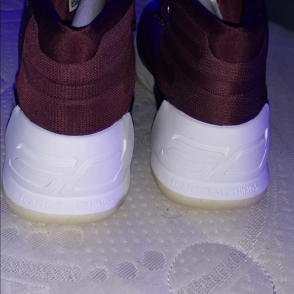 STEPHEN CURRY UNDER ARMOUR MAGI 3 BASKETBALL SHOES - Picture 4 of 5